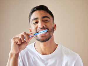 homem escovando os dentes